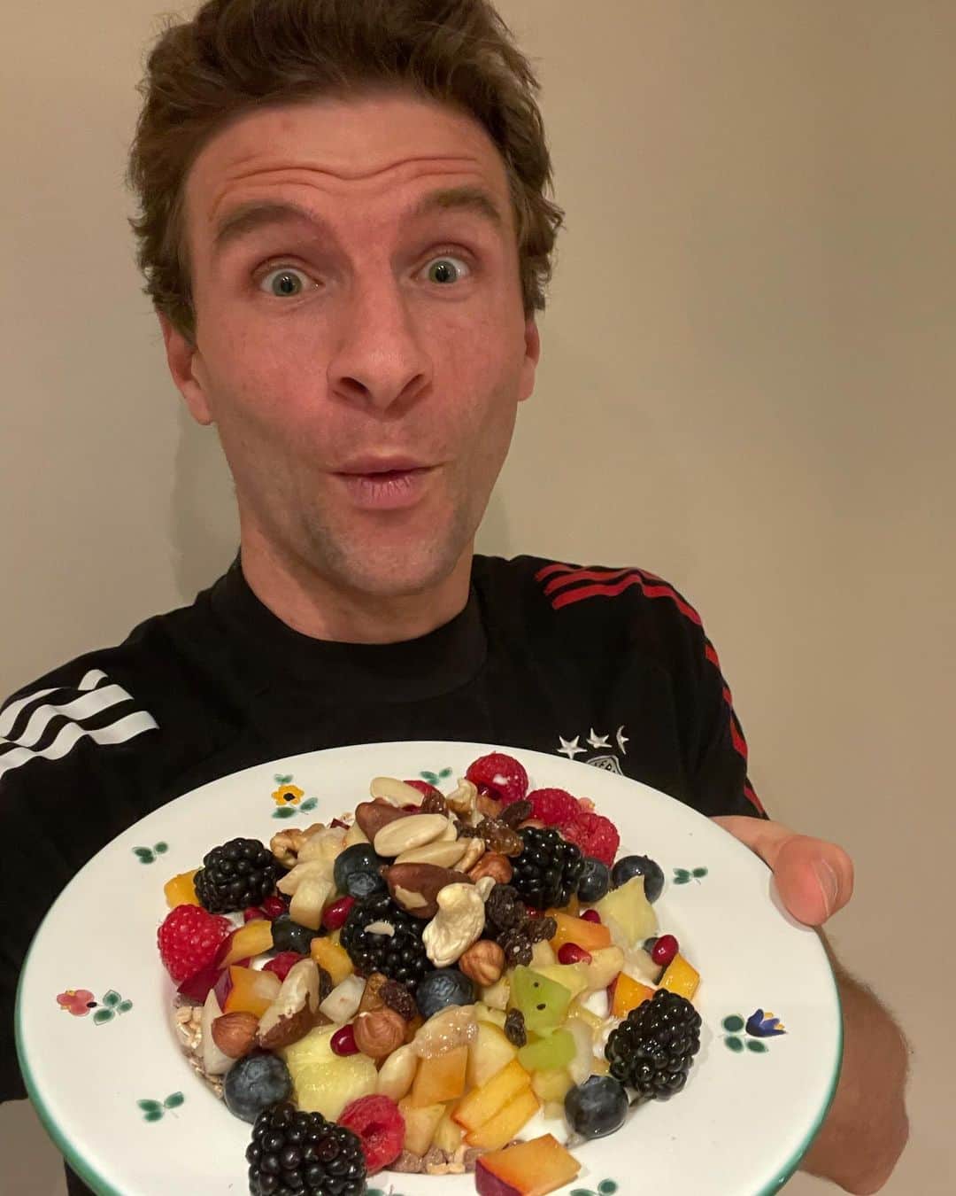 トーマス・ミュラーのインスタグラム：「Nach dem workout braucht der Körper natürlich auch wieder den nötigen Treibstoff 🍌🍎🥝🫐 - schmeckt phantastisch 🤤  #issgesund #vitaminebrauchma #nüssesindgutfürshirn #eswarbrutallecker#soundjetztlassicheuchinfriedenfürheute」