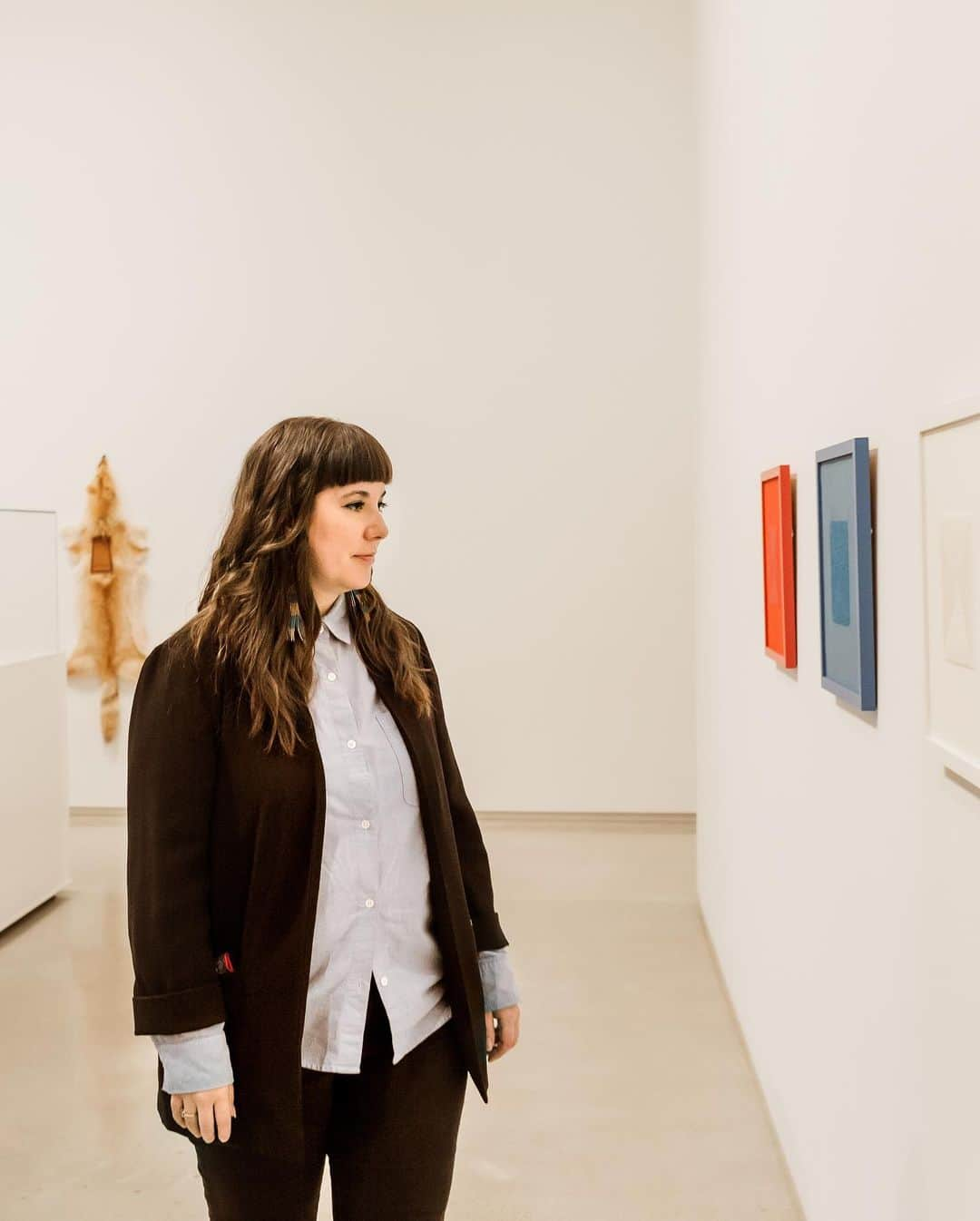 Explore Canadaさんのインスタグラム写真 - (Explore CanadaInstagram)「Get to know the people who keep our country’s heart beating strong.⁠⠀ ⁠⠀ Meet Tarah Hogue, a Métis woman and Curator (Indigenous Art) at Remai Modern in Saskatoon, Canada, located in Treaty 6 territory and the homeland of the Métis.⁠⠀ ⁠⠀ This was a huge year of change for me and not just because of the pandemic. I moved cities and changed jobs. It helped to come back to the warmth of the prairies and feels like a homecoming. ⁠⠀ ⁠⠀ Indigenous art is at the forefront of Canadian art globally. At the Remai Modern there are so many possibilities to showcase Indigenous artists and Saskatoon’s art scene is so vibrant. Along with this role and my board role at the Indigenous Curatorial Collective, I am helping to build a healthy and sustainable ecosystem for Indigenous artists to celebrate and show their work. ⁠⠀ ⁠⠀ When visitors come back, I am excited for them to experience how Indigenous art and culture is also contemporary—how the past is informing the future—and soon we will be able to bring in Indigenous artists from around the country and the world. It’s our opportunity to exchange knowledge and build relationships.⁠⠀ ⁠⠀ #CanadaNice #ForGlowingHearts⁠⠀ ⁠⠀ *Though now might not be the right time to travel, there are many meaningful ways to support businesses in your community. Start by sharing this post to spread the love, then discover more of the faces behind Canada’s tourism industry at the link in our bio.*⁠⠀ ⁠⠀ 📍: @remaimodern, @visitsaskatoon, @tourismsask⁠⠀ ⁠⠀ #Saskatooning #ExploreSask⁠⠀」2月23日 2時15分 - explorecanada