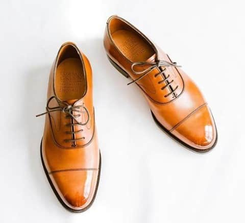 Saphirさんのインスタグラム写真 - (SaphirInstagram)「We are in love with this pretty pair of shiny Oxford shoes, it gives us an authentic back-to-school look! What do you think of them?  Nous sommes en amour devant cette jolie paire d'Oxford brillantes, dignes d'un look de rentrée des classes ! Qu'en pensez-vous ?   @nokabe   #ShoeShine #Saphir #SaphirOfficial #Shine #ShoeCare #MirrorShine #SpitShine #Glossy #Gloss #ShoecareShop #TheshoeCareShop #Shoestagram #Shoeporn #Mensshoes #Stylishmen #Styleforum #MensShoes #DressShoes #LeatherShoes #ShoeGazing #ClassicShoes」2月23日 2時08分 - saphir_official