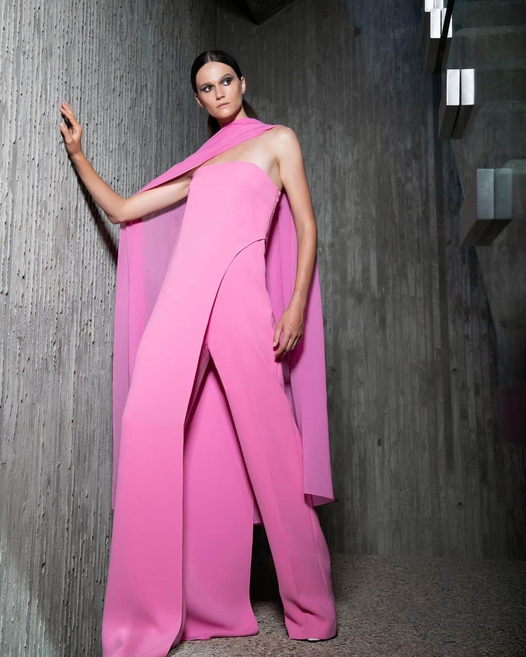 ホルストンのインスタグラム：「Dramatic yet effortlessly elegant, the Spring collection is a modern take on iconic Halston silhouettes. By @robertrodriguezofficial  Tap to shop!」