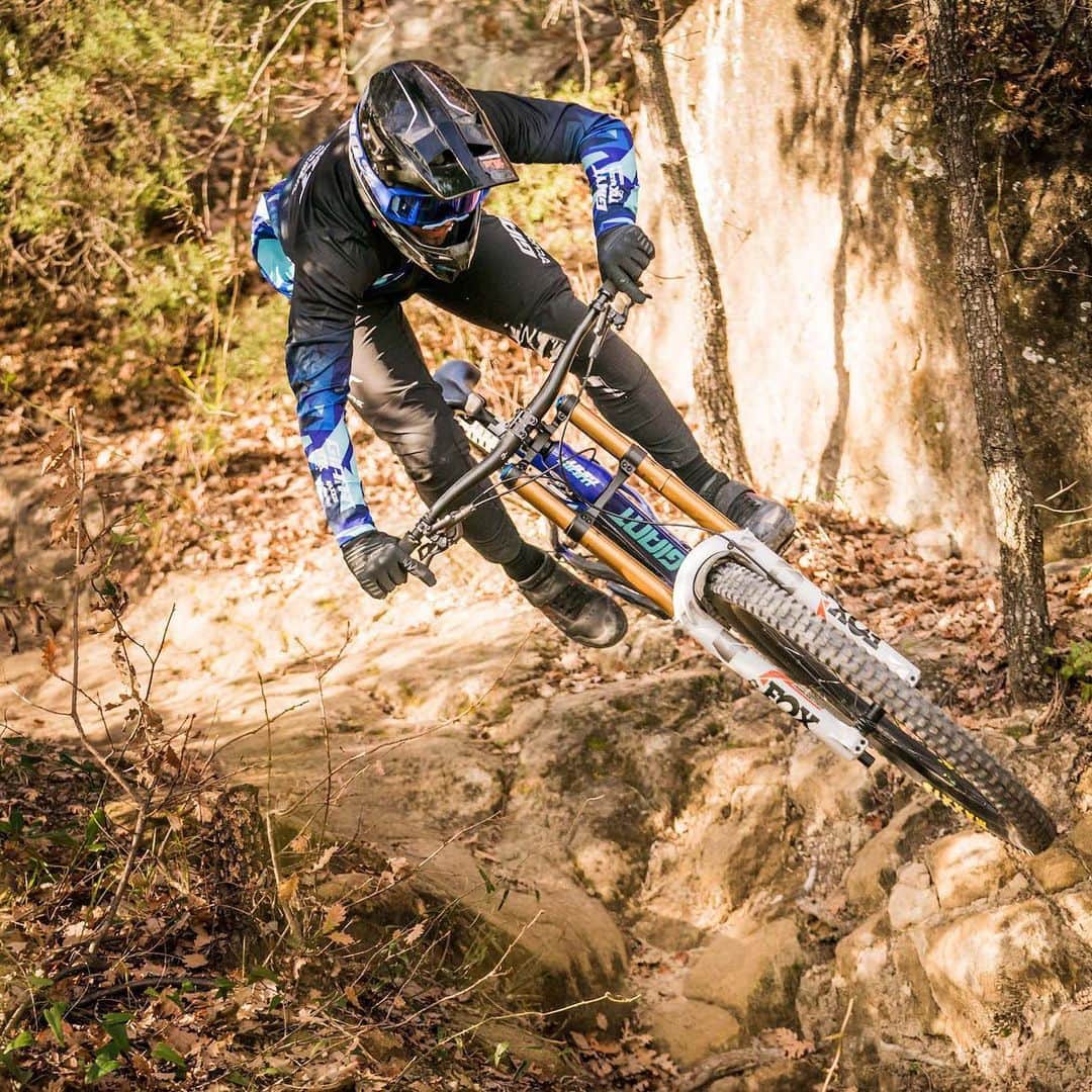 Shimanoさんのインスタグラム写真 - (ShimanoInstagram)「With a strong group of World Cup contenders and national champions, veterans, and rising stars, the @giantfactoryoffroadteam enters the 2021 race season boasting a diverse mix of new talent and returning riders.   The DH squad consists of @remithirion @jacob_dicksondh & @matthewsterling213. While @youndeniaud & @mckay_vezina hold down the Enduro side with Australian, @joshcarlson_ in the E-bike class.   This year's XC team will be filled with the talents of @retoindergand @antoine_philipp @cam_mtb_boy and U.S. riders @steefoon & @lukevrouwenvelder. On the gravel side, we will see the return of Josh Berry, @biketuhl & @deckerator #RideShimano #ShimanoMTB」2月23日 2時11分 - rideshimano