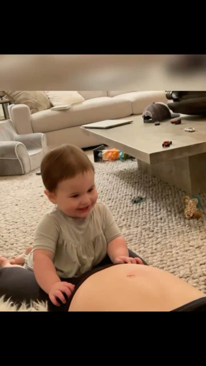ショーン・ジョンソンのインスタグラム：「She’s going to be the best big sister ever! Hahah minus the pinch and slap. HI BABY EAST! We are so excited to meet you! @drewhazeleast @andrewdeast」