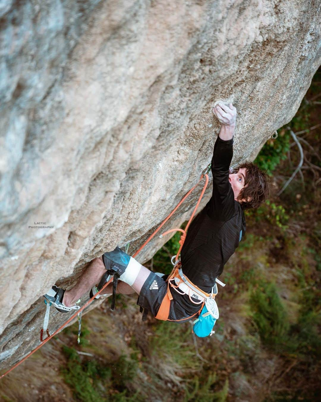 デイブ・グラハムのインスタグラム：「The struggle with challenging conditions continues here in Catalunya, forcing me to improvise a bit with my projects and make the most of the dry weather whenever it arrives. Since First Ley was wet for the past 6 weeks, mostly in the beginning section, I started working the more legendary @chris_sharma line First Round First Minute [9B], which exits to the right. I struggled with the original method revolving around the mono we all know from the photos, but managed to quickly piece together an alternative method, which albeit may be harder for the majority of climbers, but will most likely be my only solution for the upper boulder. I’ve made some decent links now, and have the whole sequence starting from the middle of FL to the top of FR with one hang. Hopefully all the hard work I’ve invested in the other version will pay off while making attempts in the real King Line. I’ve had some heartbreakingly close attempts on FL in the past week, so hopefully I can finish it off now that it seems to have finally dried, and start making real tries on FR. On a less positive note progress in La Capella has been slow...either its freezing cold with a ton of wind, or very still, humid, and warm, niether helps me clip the chains, and both seem to destroy my skin in different ways. I’m making my best effort to stay positive about the process trying all these climbs, and not focus on my failure, but some days its not easy I will be honest. Climbing hard routes has always challenged me mentally, which is why I always have abandoned the cliffs for the boulders when I get the chance, but now that I am forced by the current circumstances to make the most of the situation, giving up on my objectives is not an option, the only thing I can do is add more 🤪 I’m starting to realize the two disciplines of the sport have a similar theme when you try things closer to your limit. “Patience is a virtue, and time is not meant to hurt you” 🙇🏻‍♂️ 📸 @do_roda 🙌🏻 @adidasterrex @fiveten_official @petzl_official @climb_up_officiel @frictionlabs @sendclimbing @tensionclimbing @climbskinspain」