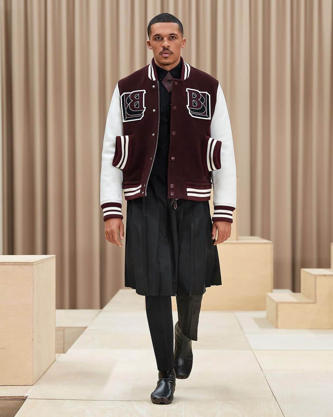 HYPEBEASTさんのインスタグラム写真 - (HYPEBEASTInstagram)「@hypebeaststyle: @burberry has just presented its latest menswear collection for Fall/Winter 2021, entitled: “Escapes.” Traditional garments like trench coats and field jackets have been engineered to reflect motion and activity, while striped wool duffle coats and reconstructed varsity jackets are arguably the stand-out pieces. Accessories arrive in the form of oversized messenger bags, pocket bags, and more. Hit the link in bio to view all the looks.⁠⁠ Photo: Burberry」2月23日 2時14分 - hypebeast