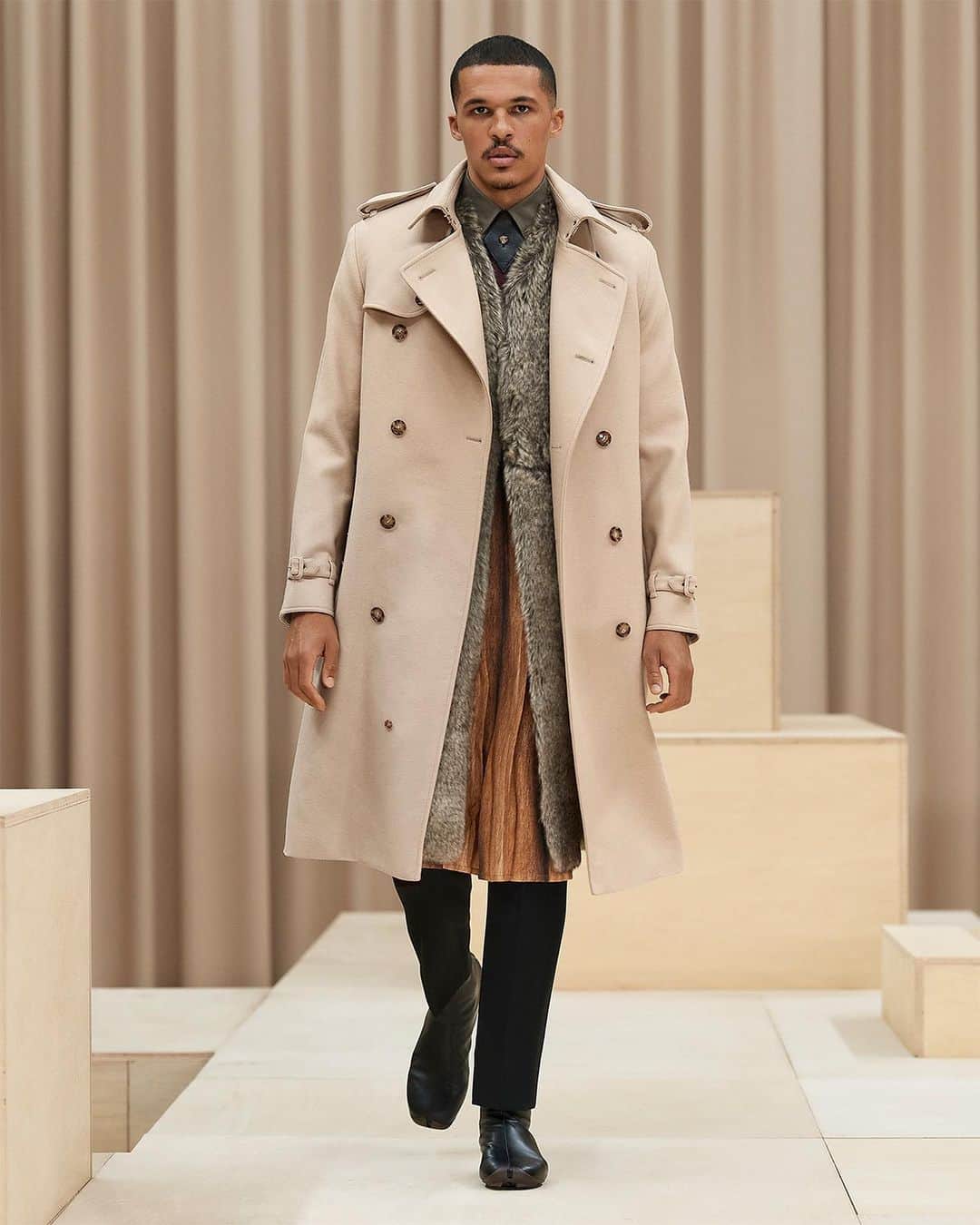 HYPEBEASTさんのインスタグラム写真 - (HYPEBEASTInstagram)「@hypebeaststyle: @burberry has just presented its latest menswear collection for Fall/Winter 2021, entitled: “Escapes.” Traditional garments like trench coats and field jackets have been engineered to reflect motion and activity, while striped wool duffle coats and reconstructed varsity jackets are arguably the stand-out pieces. Accessories arrive in the form of oversized messenger bags, pocket bags, and more. Hit the link in bio to view all the looks.⁠⁠ Photo: Burberry」2月23日 2時14分 - hypebeast