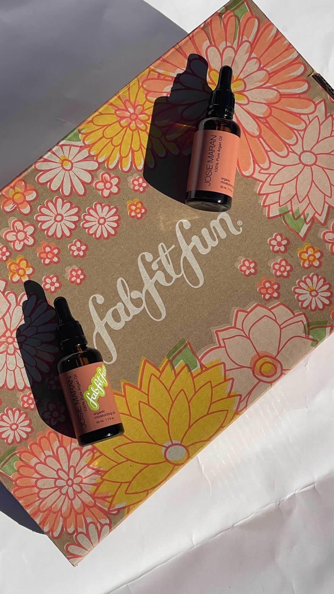 ジョジー・マランのインスタグラム：「Glow head to toe after using our 100% Pure Argan Oil! @fabfitfun members can snag theirs today along with tons of other great items in the Spring Box. ⠀⠀⠀⠀⠀⠀⠀⠀⠀ Josie will be going LIVE today on Instagram at 1:30 PST with FFF’s @katieakitchens . Check out our Story for a reminder!」