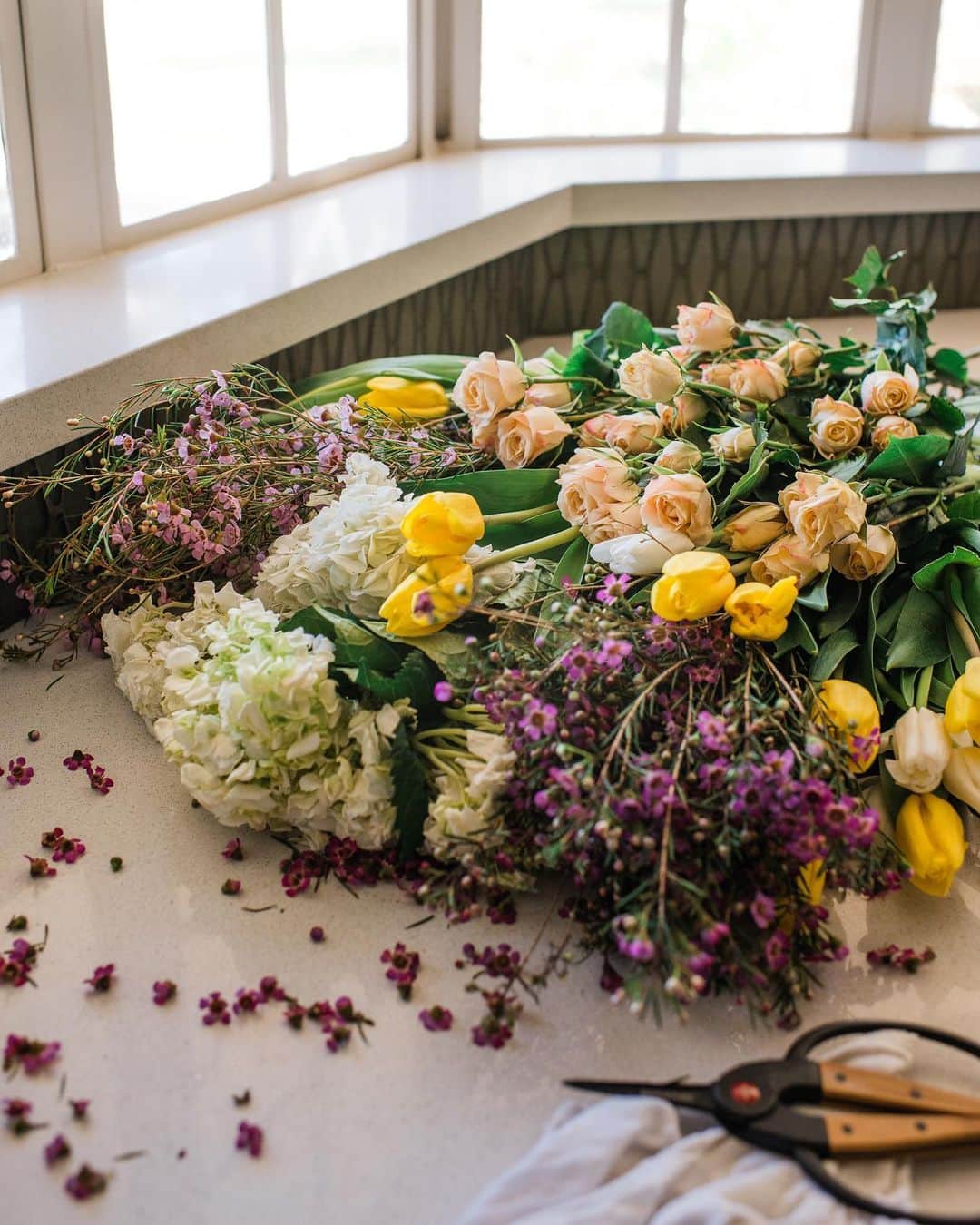 ティファニー・ティーセンのインスタグラム：「Flowers can always make things better #monday #spring」