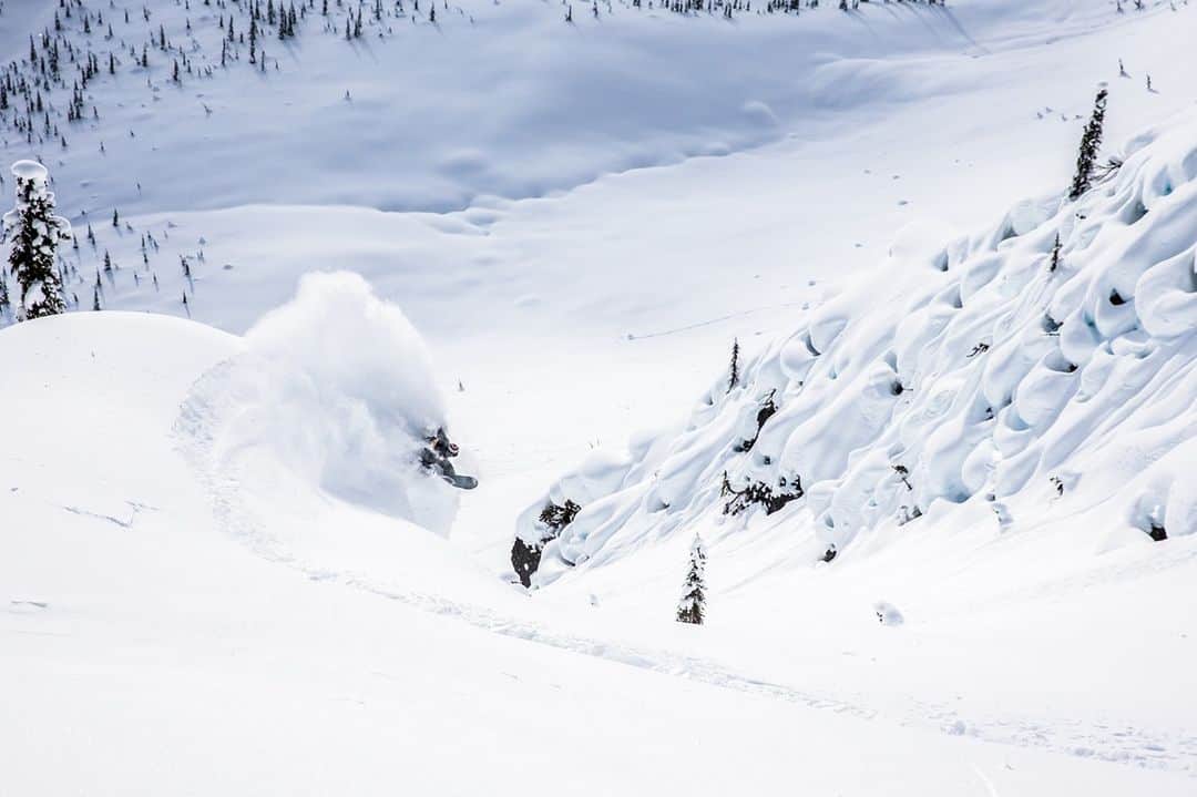 のインスタグラム：「Sunny skies and fresh powder. @bryanwfox, enjoying the simple things.」