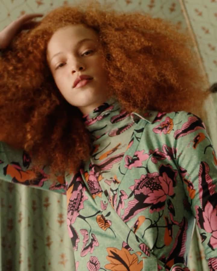 ダイアン フォン ファステンバーグのインスタグラム：「As we patiently await spring temperatures for lengthy walks outdoors, we’re blossoming into the season at home in dreamy florals 💭」