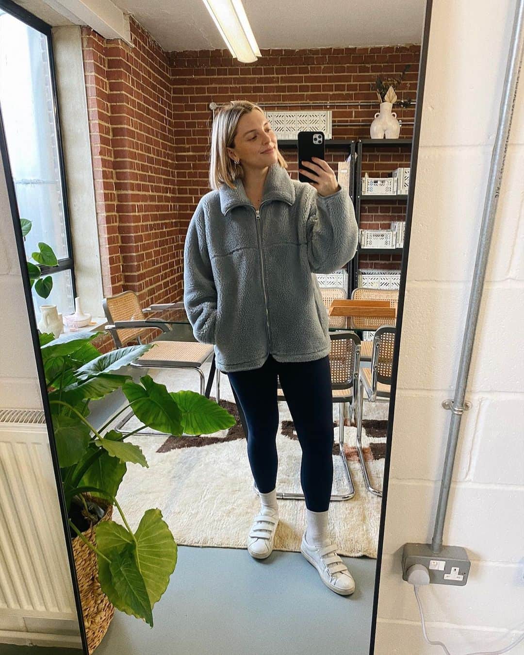 Estée Lalondeのインスタグラム：「As professional as my outfits get these days 😂 I filmed an office tour this morning so that will be up soon! 👩🏼‍💻 #ELwears」