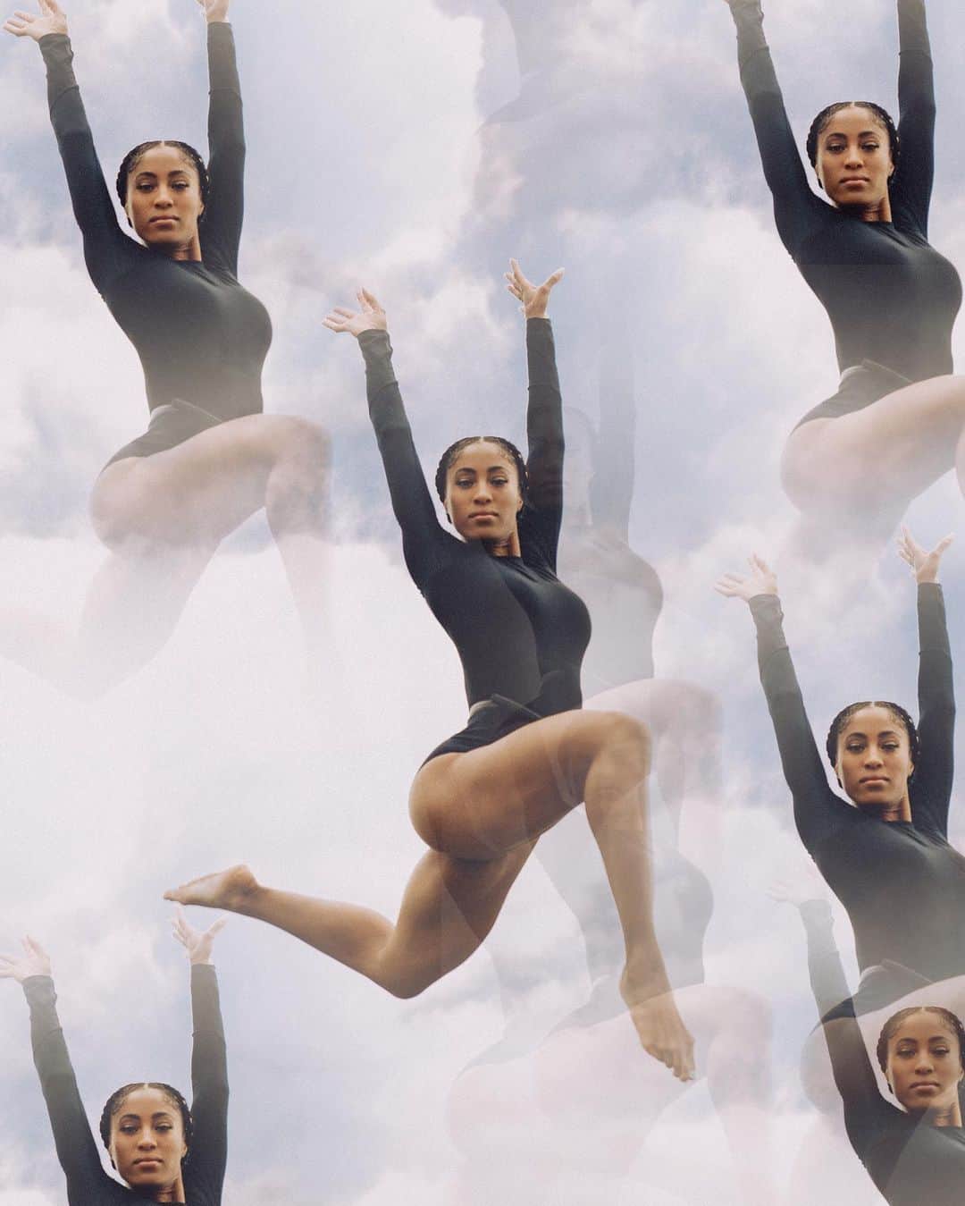 のインスタグラム：「ELEVATE. MOTIVATE. NEVER HATE.   It’s Mondayyyyy & look at this amazing edit that @ariellelevyphoto sent meee!! 😍😍 I truly believe that MOVEMENT is my superpower.. what’s yours?!  #mondaymotivation #goqueengo #QueenHarrison #QueenClaye #movement#model#fitness」