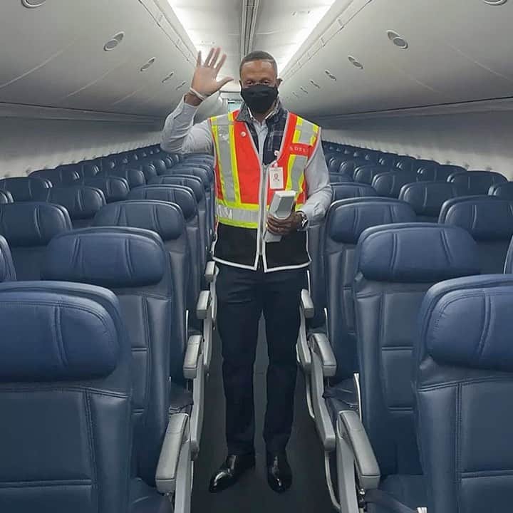 デルタ航空のインスタグラム：「What does a Delta Clean Ambassador do? What is Delta doing to keep customers safe? Jenero, one of our team members in ATL, has answers to some of your FAQs.  Swipe to see his answers ➡️」