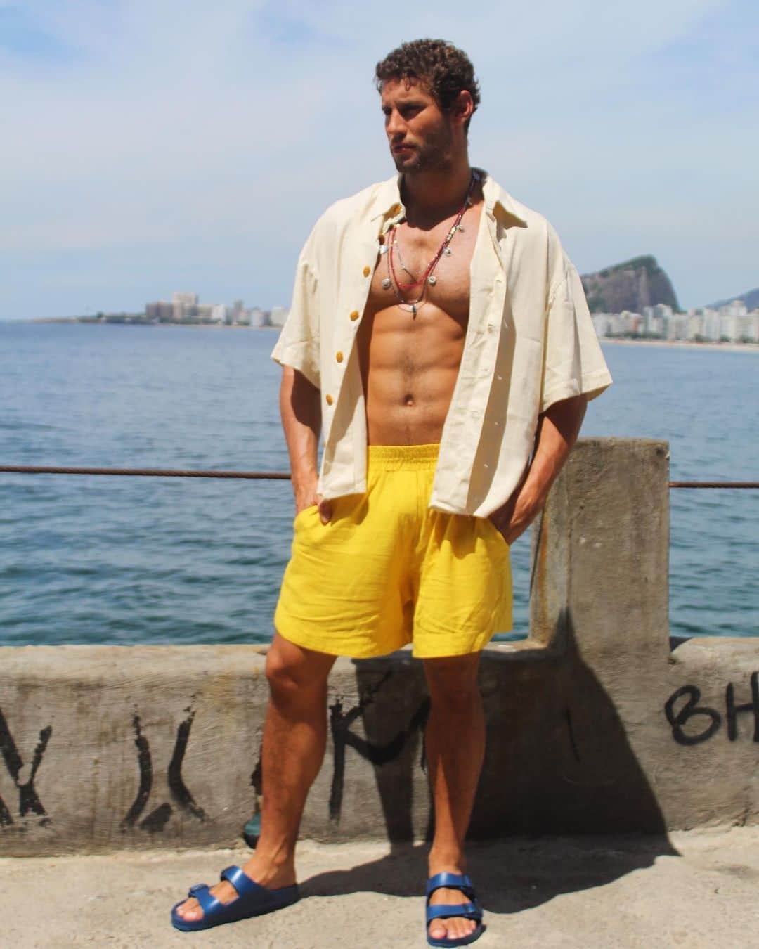 フランコ・ノリエガさんのインスタグラム写真 - (フランコ・ノリエガInstagram)「New ways of dealing with Monday happen when you are in shorts ☀️ @leo_ornelas @themenstylebr」2月23日 2時42分 - franconorhal