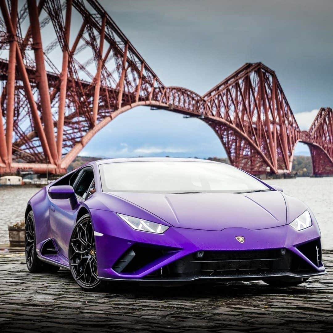 ランボルギーニのインスタグラム：「A distinctive and stylish bridge between fun and innovation: Huracán EVO RWD. Captured by @thevideoguyedinburgh for @lamborghiniedinburgh.  #Lamborghini #HuracanEVORWD #RewindToRWD __ Huracán EVO RWD: Fuel consumption combined 13.8 l/100km; CO2-emissions combined 330 g/km (WLTP)」