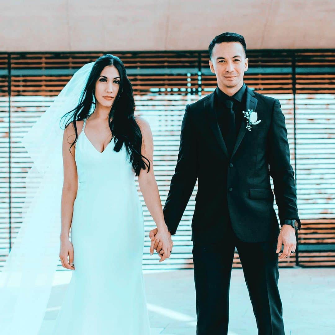 のインスタグラム：「It’s our 1 year anniversary! Happy first year of marriage my incredible, God-given @xo.ashleynoelphotography I love you with all my heart ❤️  . It’s been a turbulent year to say the least. We’ve all been through the same year. You may look at us and think #couplegoals but it’s safe to say we’ve felt the pressure of this year too. Don’t let a beautiful picture fool you and think we never bicker. We absolutely do! But we persevere and we learn to be better each and every time. Don’t let social media take away your own joy! We are all merely human with our own quirks and flaws. Today, my stunning Ashley and I will celebrate as we look forward to to many many great, and better, years together.  . Photo by @jessicabelinphotography」
