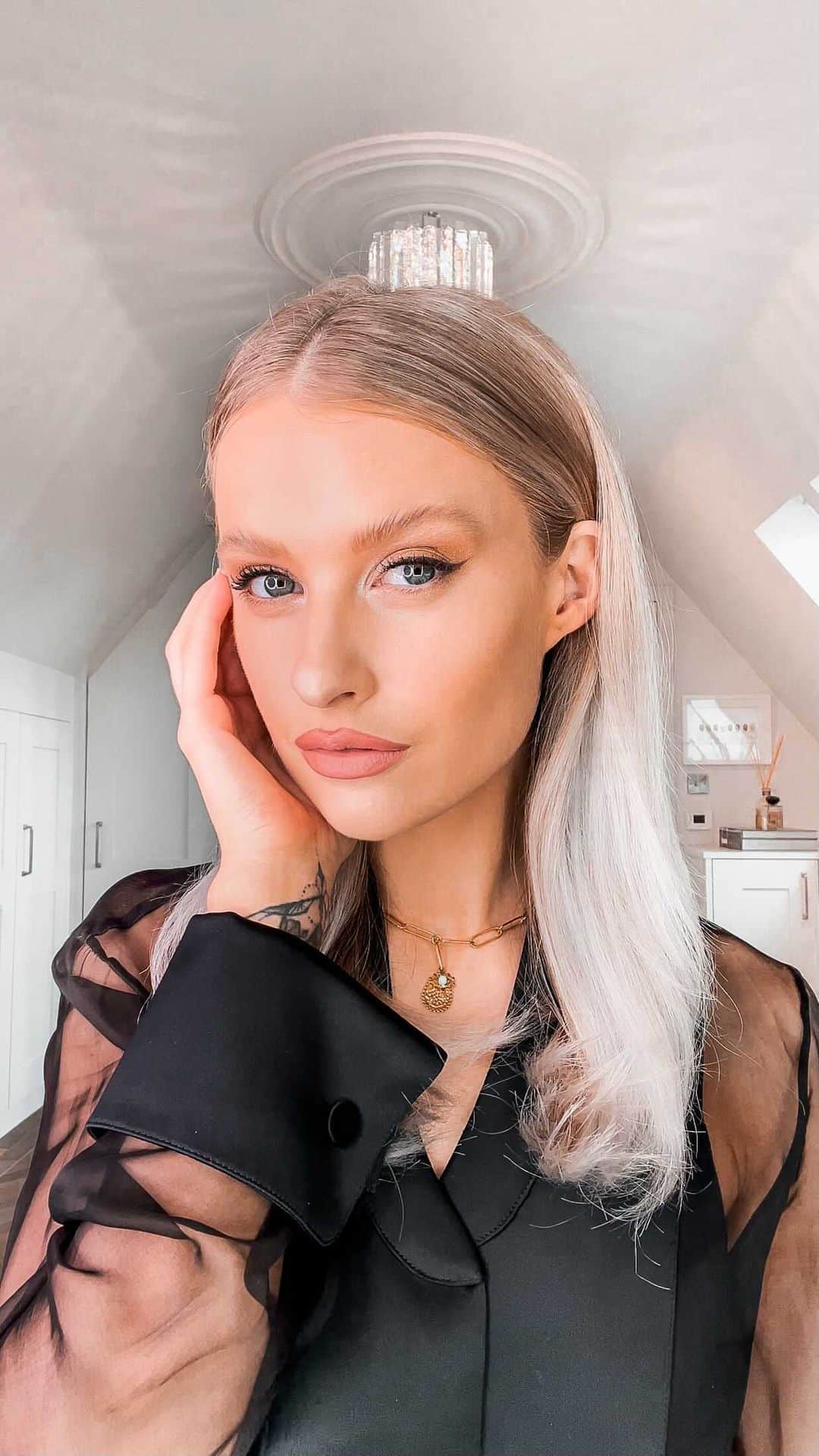 ビクトリアのインスタグラム：「It was all @armanibeauty, the Iconic Luminous Silk Foundation and now they’ve added the Illuminating primer, Glow concealer and Glow Fusion Powder into the mix to create a full Luminous Silk base. This is how to get the look! ✨ #armanibeauty  Products: Luminous Silk primer http://bit.ly/3bqNynL Luminous Silk Foundation in 4 http://bit.ly/3bqNynL Luminous Silk Concealer in 2 http://bit.ly/3bqNynL Glow fusion powder http://bit.ly/3bqNynL Eccentrico Mascara: http://bit.ly/3pIK9Wy Eyes to kill shadows: https://bit.ly/3kcnnFt Lip maestro 103 https://bit.ly/3karscY ✨ #armani #grwm #beauty #makeuptutorial」