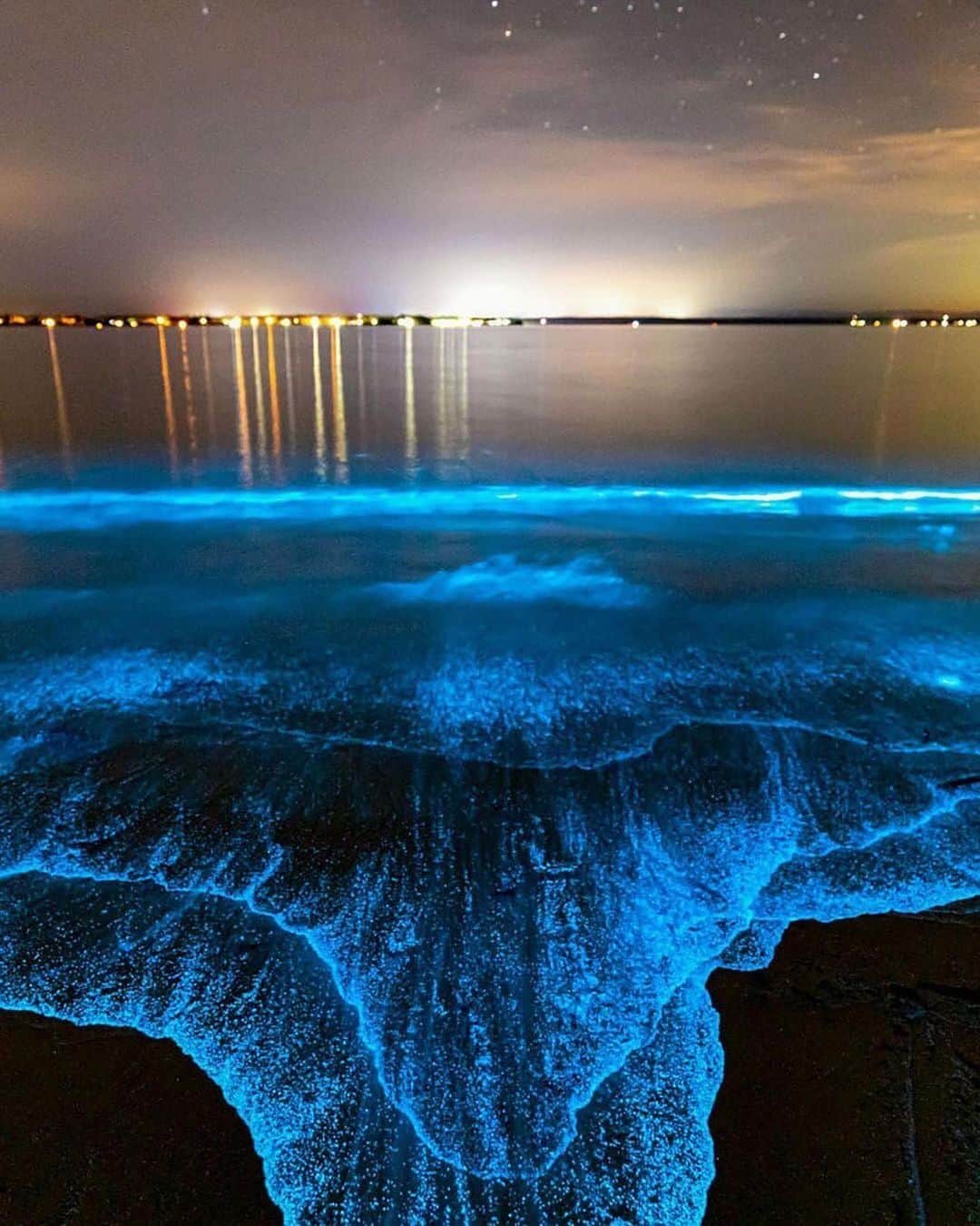 bestvacationsさんのインスタグラム写真 - (bestvacationsInstagram)「Bioluminescent plankton at Jervis Bay, Australia 🇦🇺 Have you seen this phenomenon before? 🌌 By @jordan_robins #BestVacations」2月23日 2時44分 - bestvacations