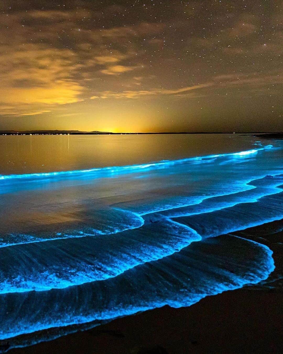 bestvacationsのインスタグラム：「Bioluminescent plankton at Jervis Bay, Australia 🇦🇺 Have you seen this phenomenon before? 🌌 By @jordan_robins #BestVacations」