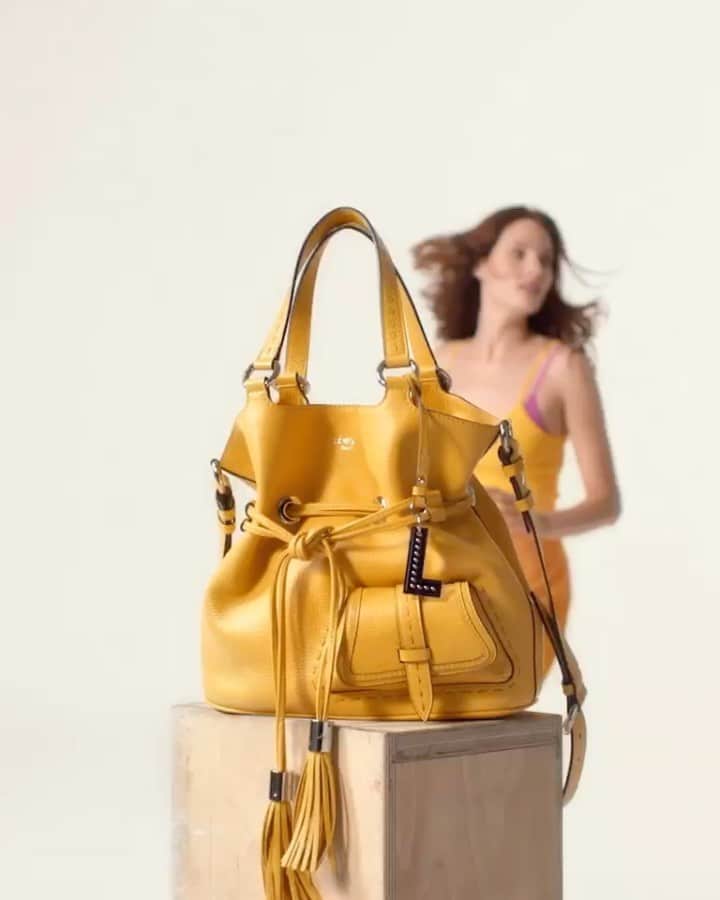 ランセルのインスタグラム：「Découvrez notre nouvelle campagne Printemps-Été 2021 incarnée par @banasjulia  ••• Introducing our new Spring-Summer 2021 campaign with @banasjulia #PremierFlirtByLancel #SS21 #Lancel」