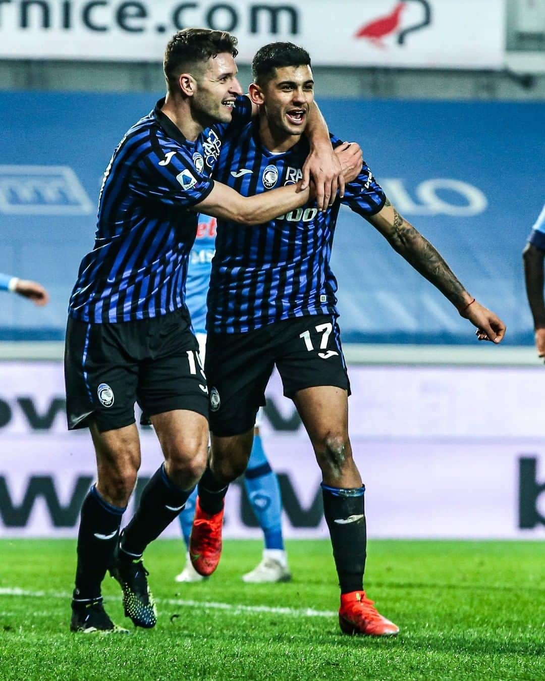 アタランタBCのインスタグラム：「Da coppia difensiva a tandem d'attacco il passo è breve 😉 From defensive to striking partnership is a short step 🤝😜 ⠀ @djimsitiberat @cutiromero2 #GoAtalantaGo ⚫️🔵 #Atalanta #BergAMO #ForzaAtalanta」