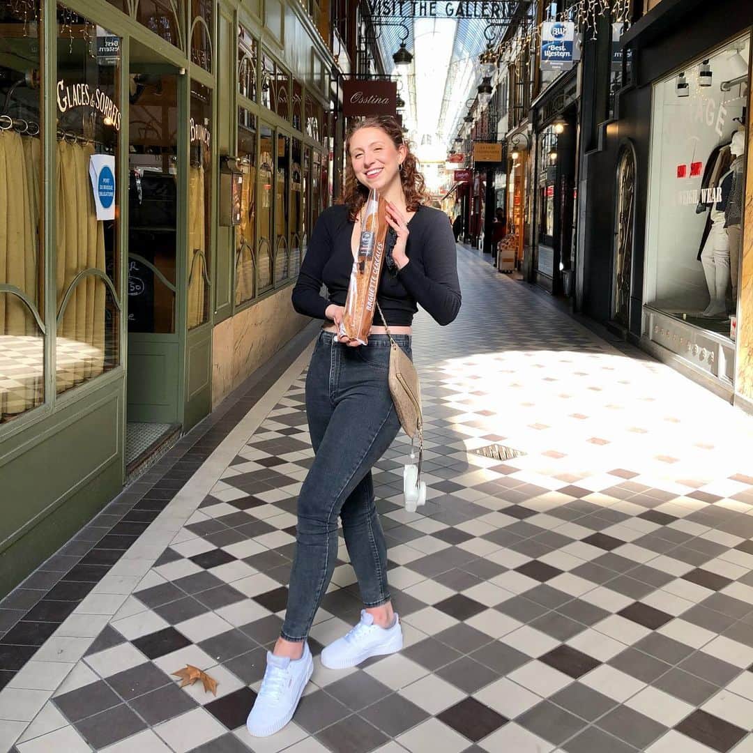 アグネス・ザワツキーのインスタグラム：「Je m’appelle Agnès et je suis une baguette 🥖 a lovely 2 days in Paris ✨」