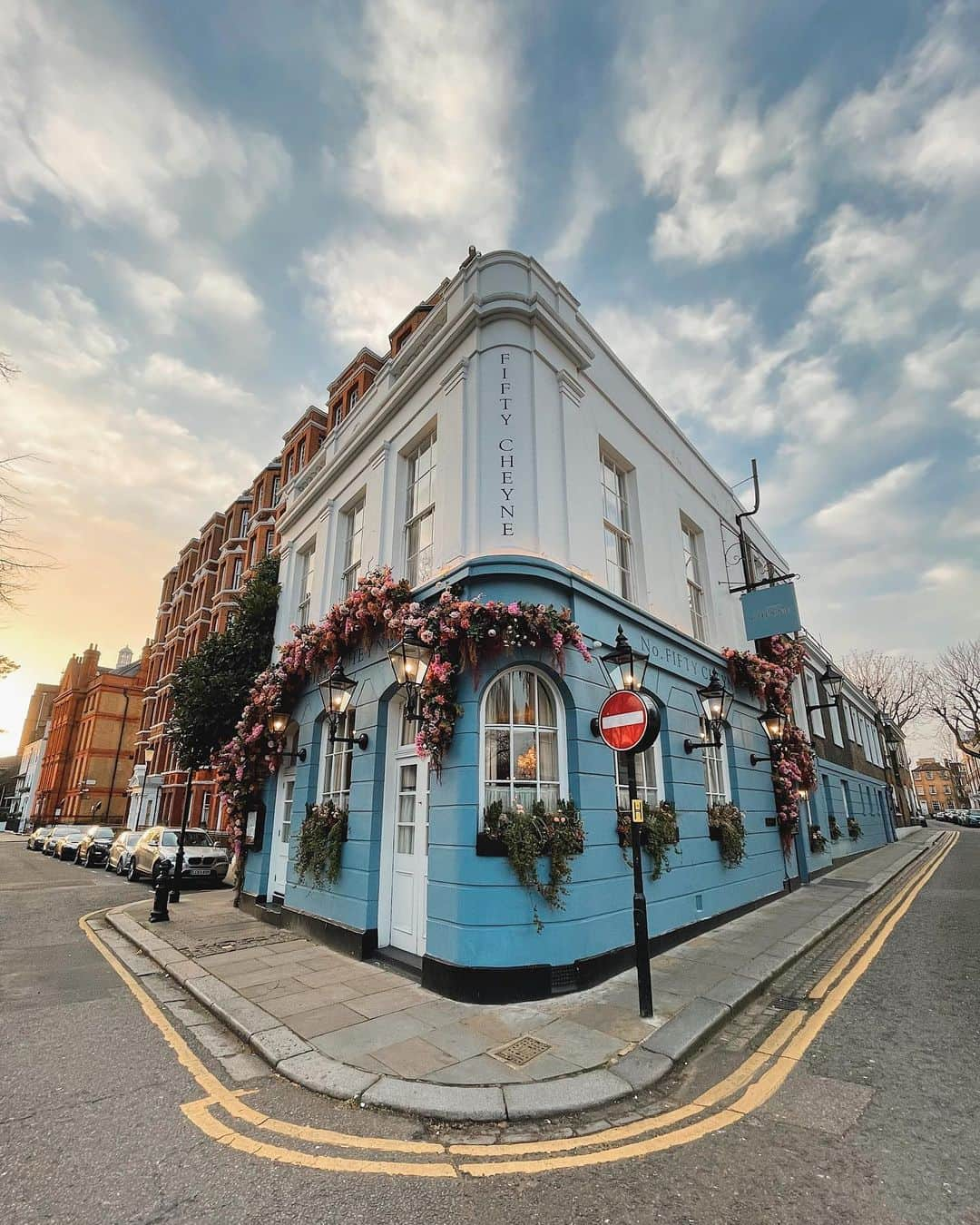 @LONDON | TAG #THISISLONDONさんのインスタグラム写真 - (@LONDON | TAG #THISISLONDONInstagram)「#LondonHistory | @MrLondon passing the stunning @50Cheyne in #Chelsea... 🥰👌🏼Situated in Cheyne Walk, this is a historic part of London dating back to 18th century predominantly, and it has had many famous residents living on this street over the years from New York Mayor Michael Bloomberg, to Keith Richards, Ronnie Wood & Mick Jagger from the Rolling Stones who all had houses, and additional actress Dame Elizabeth Taylor, the ingenious engineer Isambard Kingdom Brunel, Ian Fleming - creator of James Bond 007, and even football legend George Best to name just a few! What a stunning part of the city! 🇬🇧❤️🇬🇧  ___________________________________________  #thisislondon #lovelondon #london #londra #londonlife #londres #uk #visitlondon #british #🇬🇧 #madeinchelsea #cheynewalk」2月23日 3時00分 - london