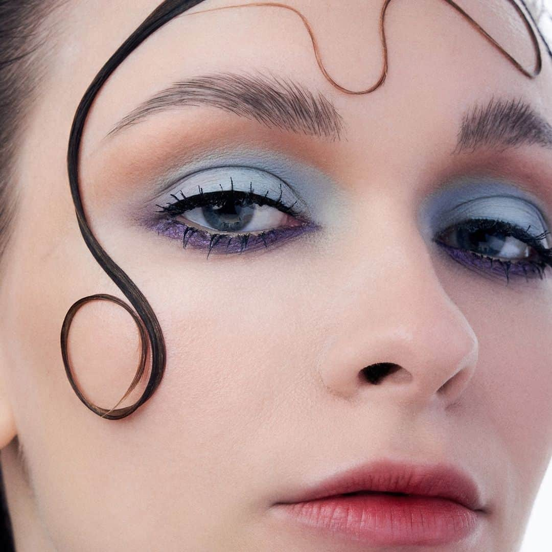 M•A•C Cosmetics Franceさんのインスタグラム写真 - (M•A•C Cosmetics FranceInstagram)「M•A•C - PAINTPOT 💙  Notre Senior Artist @tomsapin a réalisé un makeup artistique avec les teintes "Clearwater", "Belle Epic" et "Ultraviolet" de Paintpot. 🙌 Ces teintes sont en édition limitée 😉 Rendez-vous sur le site ou en boutiques pour les découvrir !   Et si vous aviez un mot pour décrire ce makeup, ce serait… ☀️   Produits utilisés : Fards à Paupières "ClearWater" , "Belle Epic" "UltraViolet"  Rouge à lèvres Powder Kiss "Devoted to Chili"  Makeup : @tomsapin  Model : @ldvnrchnr  Photo : @brunogasperini  Hair: @aurore_lebacle  #MACCosmetics #MACCosmeticsFrance #makeup #MACPaintPot」2月23日 3時00分 - maccosmeticsfrance