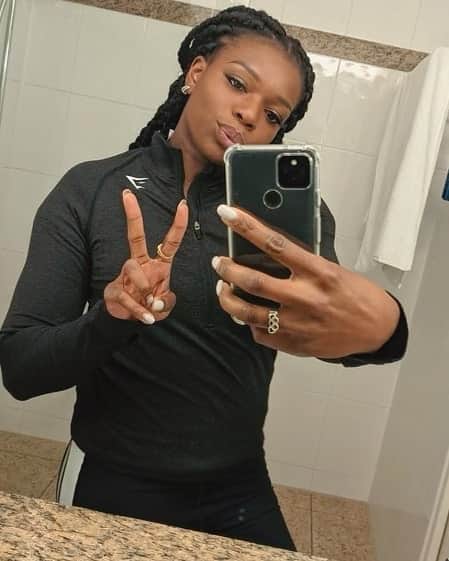 アシャ・フィリップのインスタグラム：「Who doesn't love a race day selfie 💕⁣ ⁣ 🏃🏾‍♀️💨 @gymshark⁣ ⁣ ⁣ ⁣  ⁣ #Gymshark #Runner #Sprints #Athlete #100m #RaceDays #SummerSoonCome #TrackLife #GymsharkWomen #BathroomSelfie #Selfie」