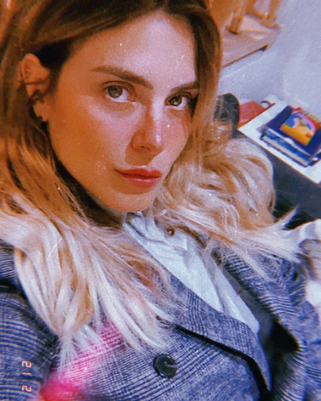 カロライナディークマンのインスタグラム：「tem dias q eu acordo pensando q eu queria usar terno todo dia... sempre gostei de uniforme; primeiro da escola, depois os figurinos, q mesmo mudando, vem como parte do trabalho,  de modo q é quase a mesma coisa... mas aí eu lembro dos dias em q acordo hippie.  e também quando acordo surfista.  e tem ainda os dias em q eu simplesmente esqueço de ser menina,  e viro uma espécie de senhora, pra depois voltar a ser moleque, q talvez seja o q eu mais sou... e a conclusão é q, seja lá o porque, bom mesmo é a gente poder ser quem a gente quiser; ESCOLHA  é uma palavra bonita pra dedéu...  né não?」