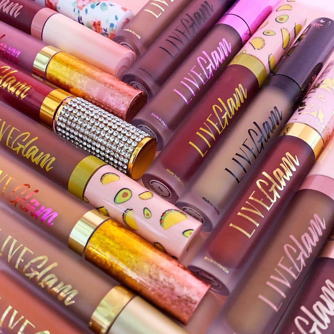 LiveGlamのインスタグラム：「What keeps us smiling on Mondays? Our #LiveGlam lippies 😁😍 What cures your Monday blues?! ✨#LiveGlamFam」