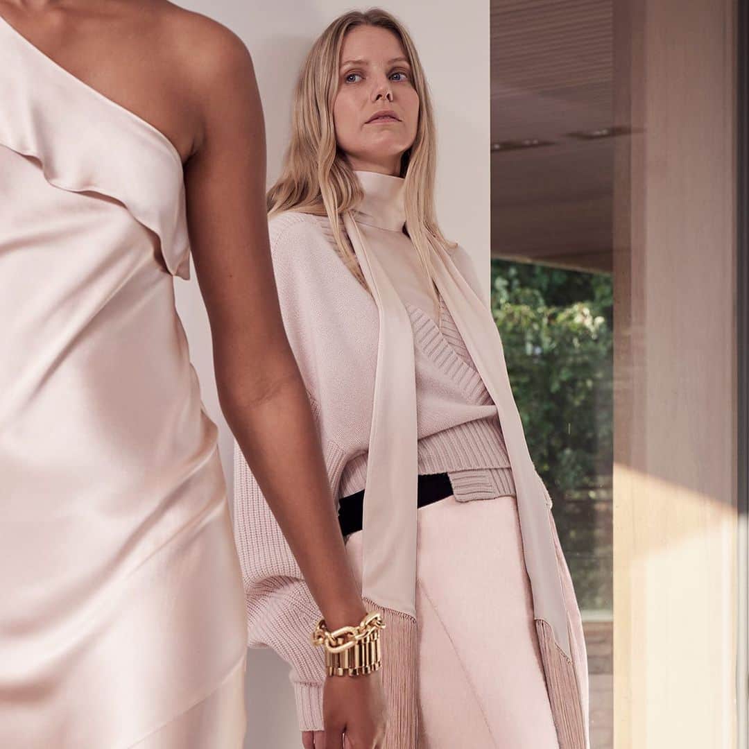 アマンダ ウェイクリーのインスタグラム：「Indulgent Cashmere and sumptuous satin… an iconic Wakeley combo.   Photographer @janlehner Styling @cathykasterine Hair @neilmoodie Make up @zoetaylormakeup」