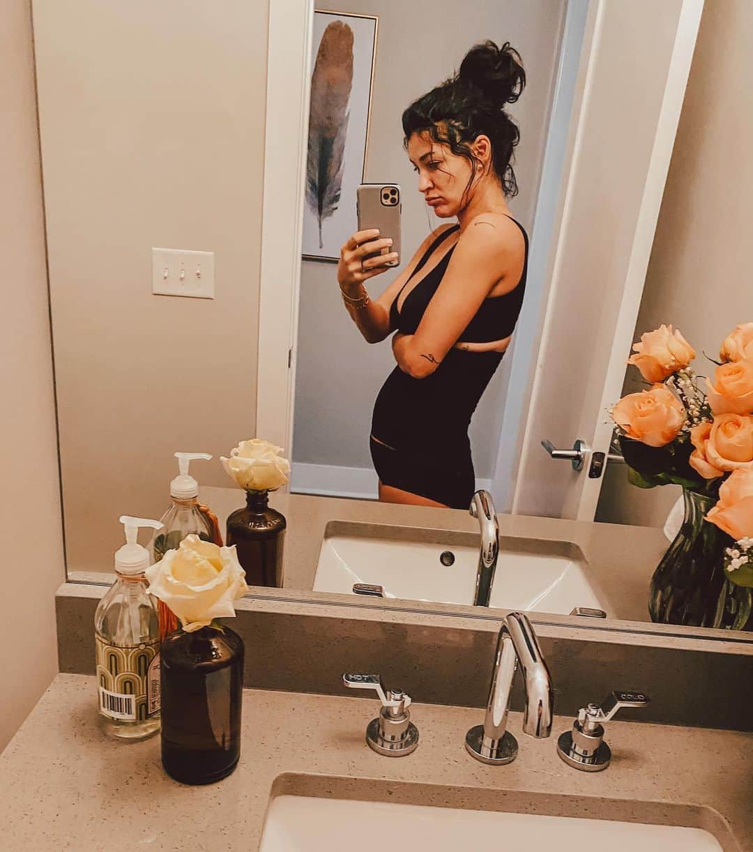 ジェシカ・ゾアのインスタグラム：「Still blows my mind that I grew a little human inside me. My body transformed into her home for 10 months. While I look forward to getting back to exercising, I am grateful for my fast metabolism and I am proud of my body... it is resilient and strong! And with the support of my @bumpsuit waist trainer - I always felt in shape. Kept my mid area in one place and wasn’t uncomfortable... and trust me I know what uncomfortable feels like ;) #postpartum」