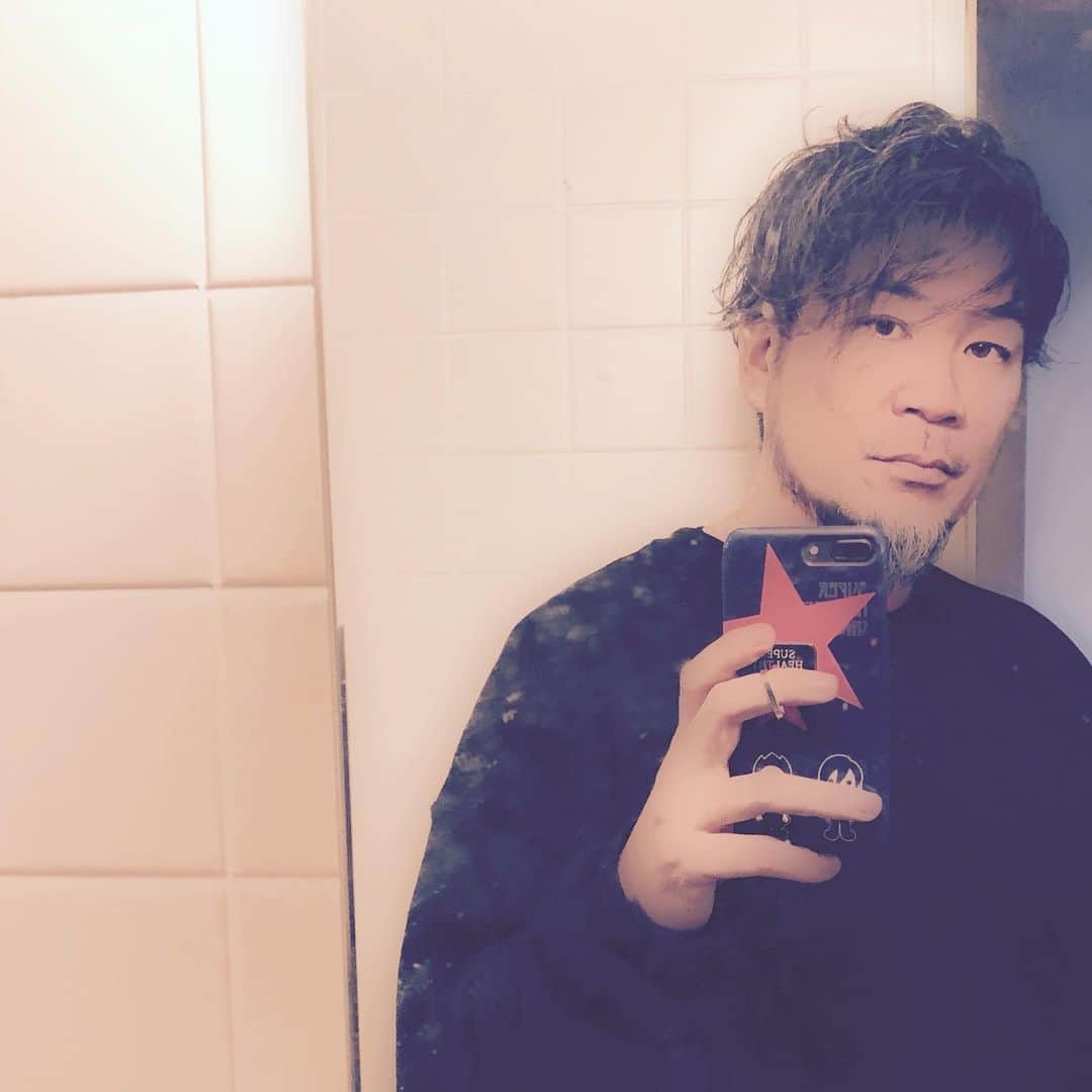 のインスタグラム：「久しぶりに後ろ髪をばっさりいきました ニット帽が似合わなくなりました」