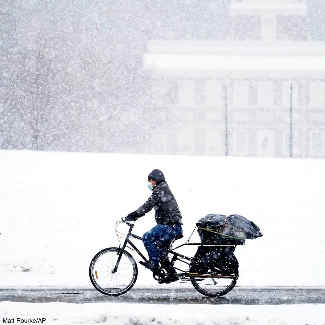 ABC Newsさんのインスタグラム写真 - (ABC NewsInstagram)「A person wearing a face mask rides a bicycle during a snowstorm near Independence Hall in Philadelphia, Pennsylvania.」2月23日 3時05分 - abcnews