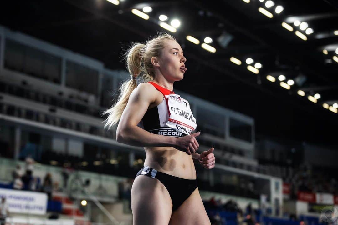 アガタ・フォルカシェブイチのインスタグラム：「Now, onto the outdoors 😛  #indoor #nationals #nationalchamps #outdoor #season #athlete #polishgirl #blonde #sprinter #track #tracklife #trackislife #tracknation #trackandfield  #sprint #fit #fitgirl @xmg.photography」