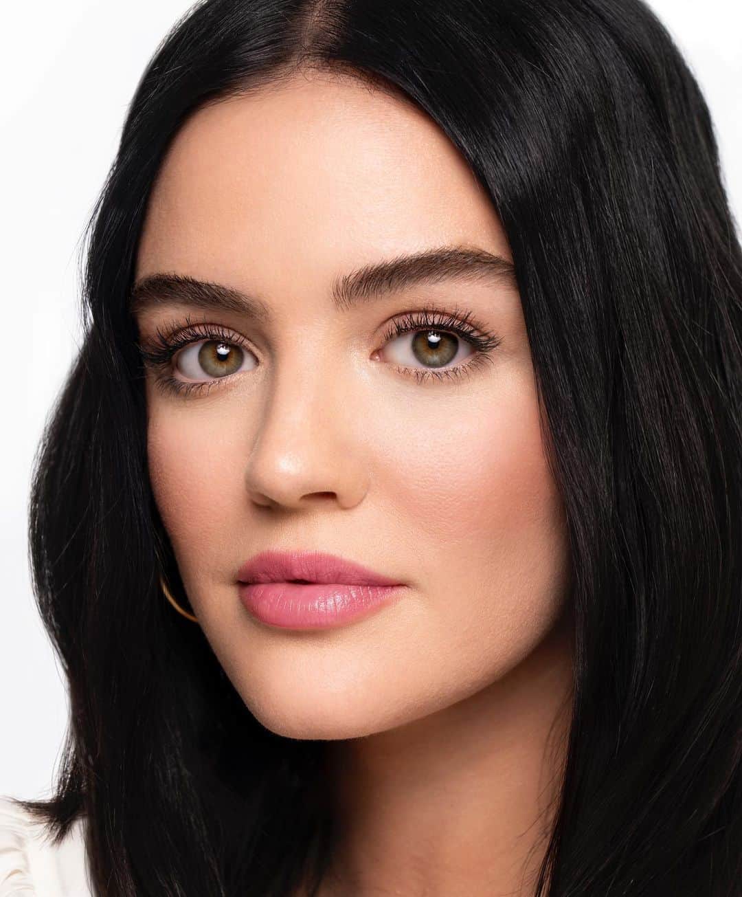 ルーシー・ヘイルのインスタグラム：「Natural, effortless & super easy makeup is my go-to these days...ya feel me ? 🙋🏻‍♀️ Bonus: these products don’t irritate my eyes or skin ✔️ All of the @almay products featured here are new & available to shop now 💋   #AlmayxLucy #ThisIsAlmay⁣ ❤️ Healthy Biome⁣ ❤️ Length and Lift Mascara⁣ ❤️ Brow Styler⁣ ❤️ Lip Oil」