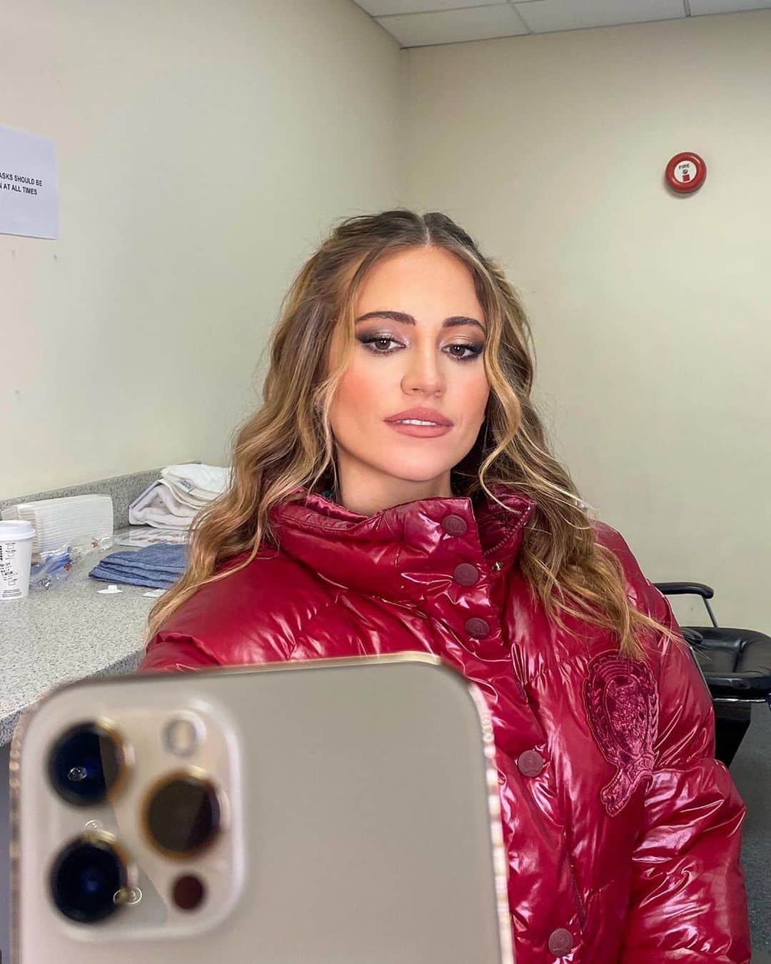 ピクシー・ロットのインスタグラム：「I’m reddy ❤️ @goddessbeautymakeup @gabriellehair_」