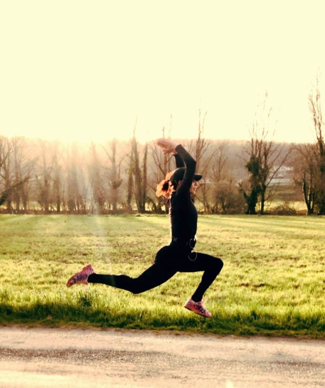 The Running Clubのインスタグラム：「Morning run!🔥🏃🏻‍♀️☺️ 📷@sportpositivepassion @asicsfrontrunner   #athlete #athletisme #sport #sportmotivation #10km #womenempowerment#wordrunners#worlderunners#asics #asicfrontrunner2021#sunrisemind#juststronggirl」