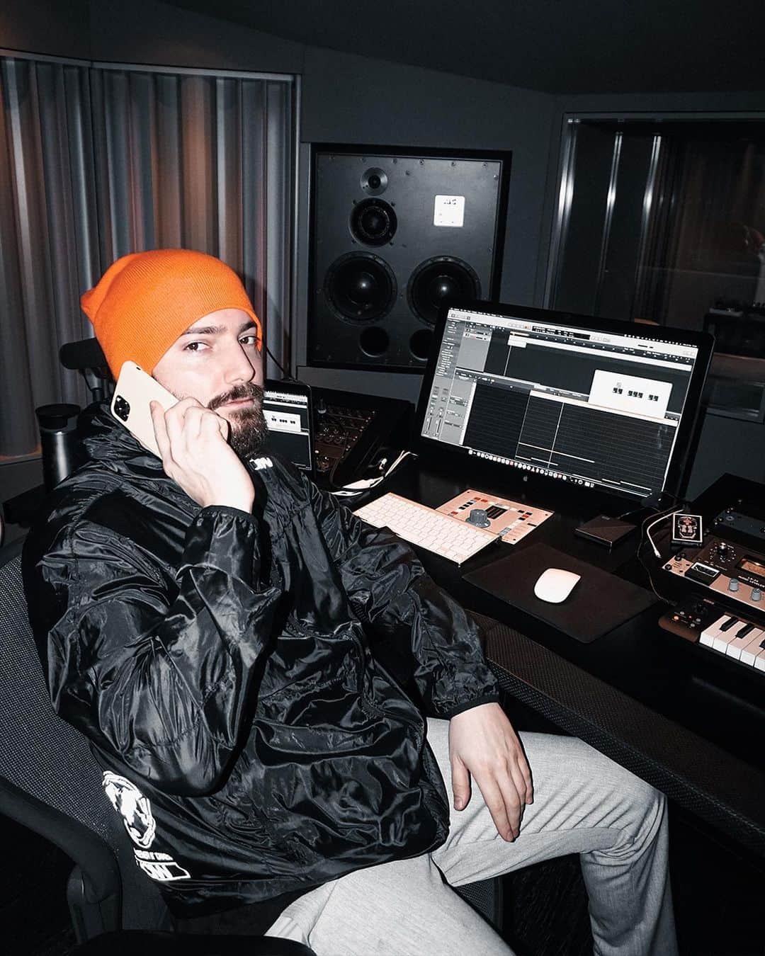 アレッソのインスタグラム：「Working hard or hardly working?」