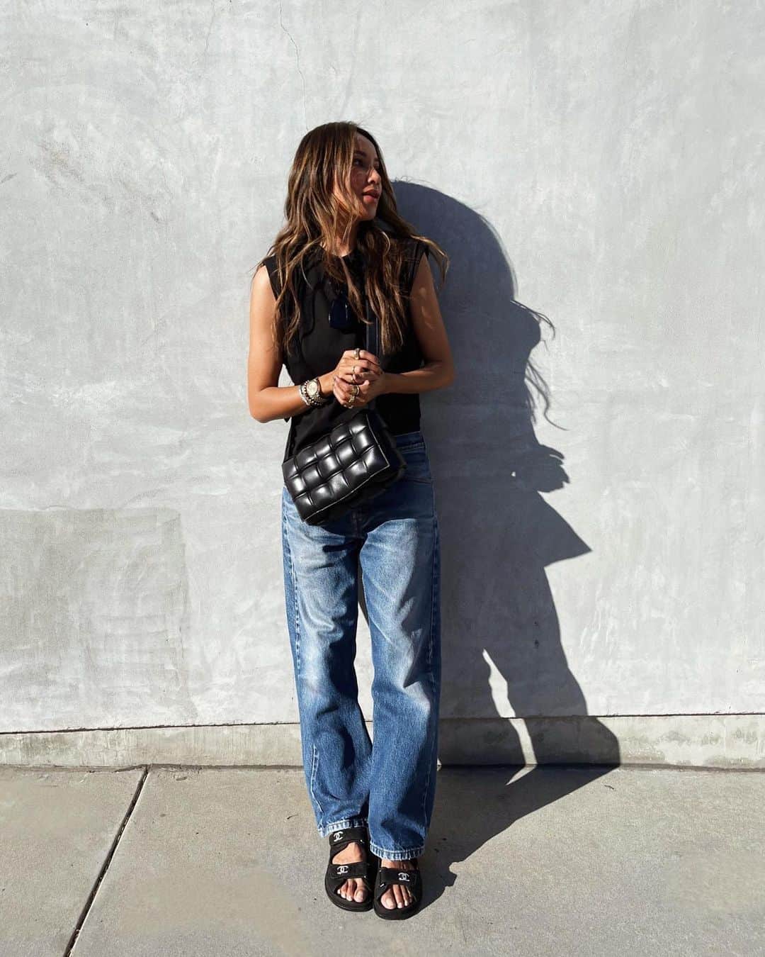 ジュリー・サリニャーナのインスタグラム：「MONDAY 🖤 ps. I’m obsessed with vintage levis! I collect them and always find the best washes and fits at flea markets!」