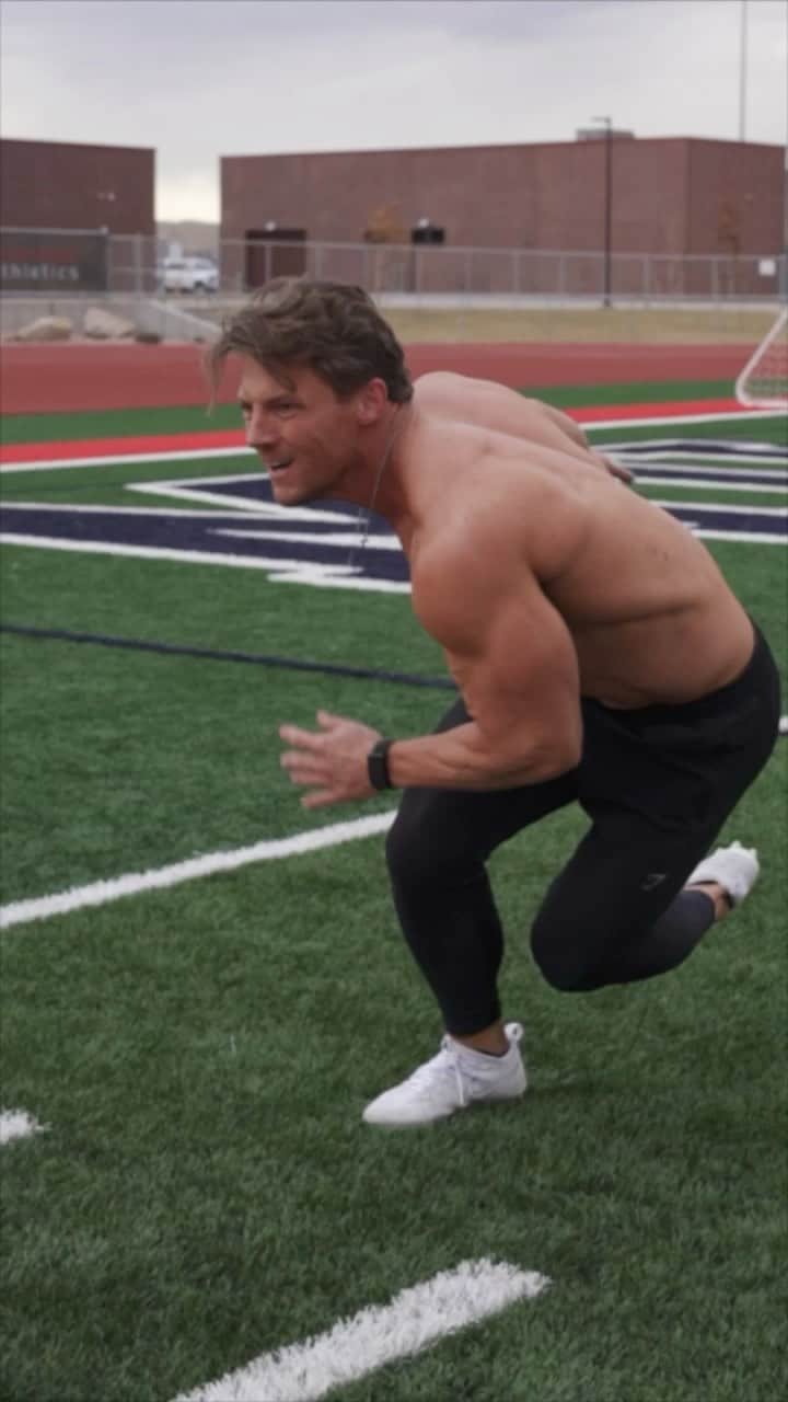 スティーブ・クックのインスタグラム：「There is something special about those early morning outdoor workouts. Just you and the field, the early morning crisp air and that feeling of beating the sun to this new day. LEAVE YOUR MARK is the mantra for Culture Supplements. In the gym, in life, at work, etc. leave your best self in everything you do. To celebrate this message, I am setting you up a with full Culture Supplement stack and a $100 gift card for GYMSHARK.  To enter, follow @culturesupps, tell me in the comments how you will Leave Your Mark and then tag two friends to keep you accountable. BONUS Points if you share how you will Leave Your Mark in your IG story, tagging me and Culture Supps.」