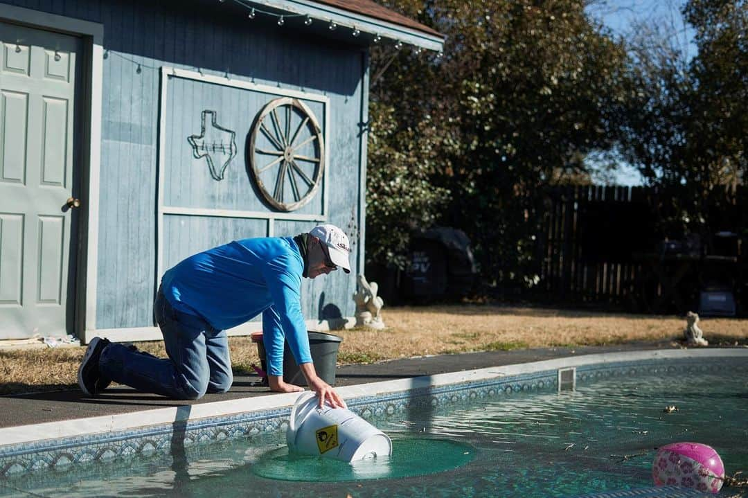 TIME Magazineさんのインスタグラム写真 - (TIME MagazineInstagram)「Texas and its neighboring states have experienced a deep freeze caused by winter storms that left millions without heat, electricity, and water. At least 69 deaths have been recorded due to this weather, and 7 million people have been ordered to boil their water before drinking it, according to @apnews. The White House announced on Feb. 20 that President Joe Biden had declared a major disaster in Texas, and requested that federal agencies identify additional resources to address the situation on the ground. In these Feb. 20 photographs: Rodney Roberts fills a bucket with pool water to fill his toilets in Mineral Wells, Texas; volunteers direct traffic as they pass out water in Houston, and an aerial view of cars lining up for water distribution in Houston. Photographs by @cooperneill—@reuters and @sullyfoto—@gettyimages (2,3)」2月23日 3時33分 - time