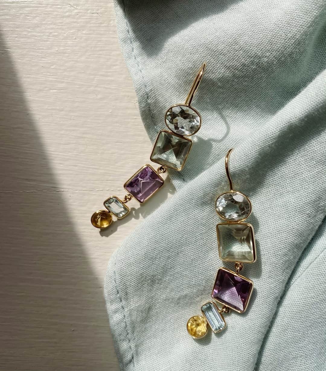 リジー フォルトゥナートのインスタグラム：「One of a kind aquamarine, amethyst and citrine earrings set in 14k gold bezels beautifully catching the light ✨ shown here with one of my favorite caftan dresses by @loupcharmant 〰️ the perfect combo to transport you somewhere warm and relaxing • #lizziefortunatofine」