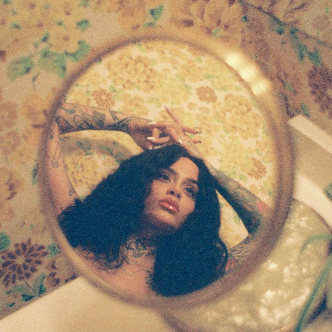 ケラーニさんのインスタグラム写真 - (ケラーニInstagram)「happy 2 years, big belly music! 🤰🏻🌞🌻 #WhileWeWait」2月23日 3時43分 - kehlani