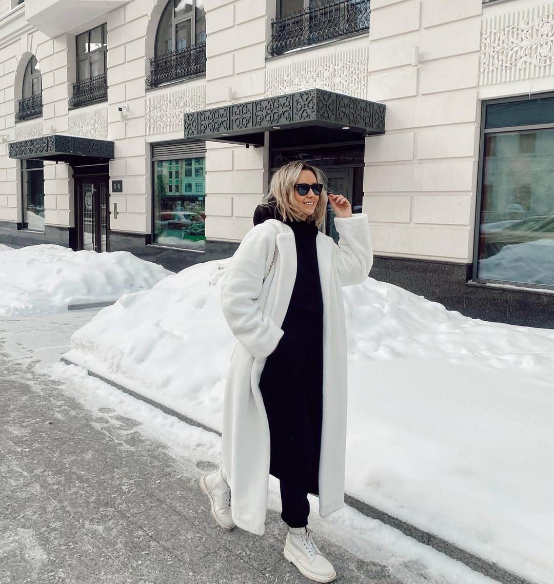 Nataly Osmannのインスタグラム：「Have you noticed how time flies?! It seems like I just wake up, start to do some things and it's already evening. And so day by day. As for me, even with the Solomon’s birth, to be honest, everything began to twist even faster. They say these are the rules of the new time. There are the things that save me: -the ability to be alone with my thoughts and states, most often in the morning while everyone is asleep. - body work (yoga, hardening, swimming, sports..) -time for creativity (music, drawing, brainstorming with the team, meditation..) - nourishment for the brain: books, useful information or studies. -time with loved ones, especially with Murad, for me he is the best teacher and the best therapy, we can just keep silent with each other and this is so good. Wearing @thebazilika  А вы заметили, как стало ускоряться время?! Вот вроде только проснулась, начала делать дела и уже вечер. И так день за днём. Даже у меня сейчас, если честно, с появлением Сола, всё стало ещё быстрее закручиваться. Говорят, это правила нового времени. Лично меня спасает: -возможность побыть наедине со своими мыслями и состояниями, чаще всего утром, пока все спят. -занятие телом (йога, закаливание, плавание, спорт..)  -время на творчество (музыка, рисование, брейнсторм с командой, медитации..) -подпитка для мозга: книги, полезная информация или учеба. -время с любимыми, особенно с Мурадом, для меня он лучший учитель и лучшая терапия, можем просто молчать друг с другом, и от этого просто хорошо.」