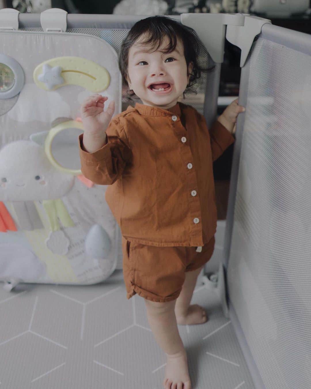 Skip Hopさんのインスタグラム写真 - (Skip HopInstagram)「We get it, sometimes even this much cuteness needs to be contained. ✨Our Playview Expandable Enclosure keeps your littles out of mischief for a little peace of mind.  📸: @tgosingtian  #nurserymadebetter #babyproof #skiphop」2月23日 3時48分 - skiphop