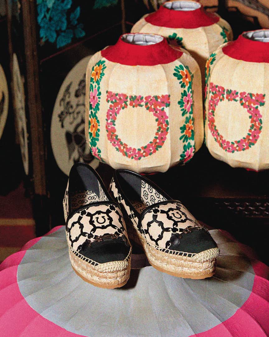 サルヴァトーレ・フェラガモのインスタグラム：「The Gancini Iconic takes a modern expression of an indelible house icon, celebrated with decorative Chinese lanterns painted with floral Gancini that echo the new geometric pattern constructed of interlocking Gancini silhouettes, as featured on the new distinctive espadrilles displayed during the Lantern Festival in Shanghai.」