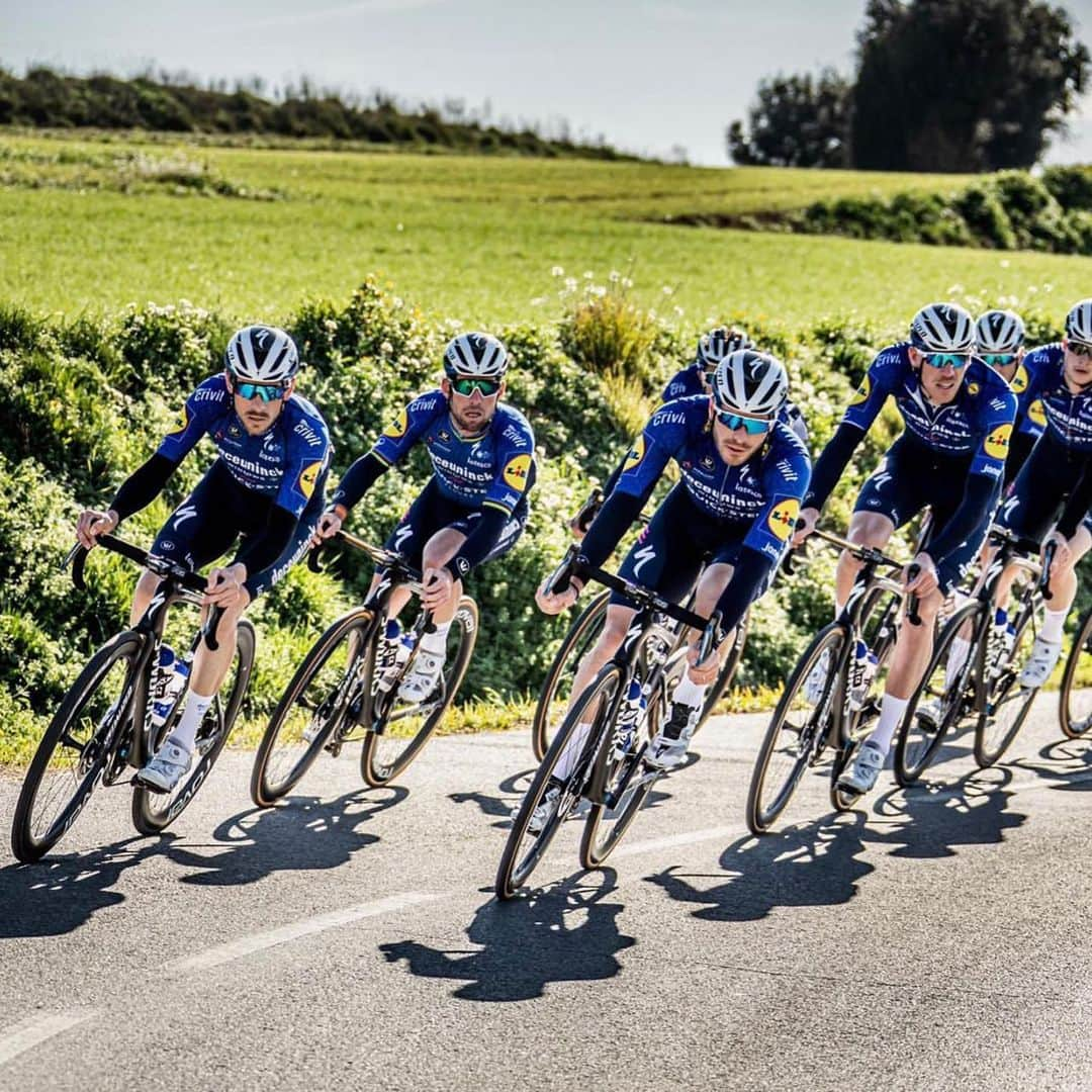 マーク・カヴェンディッシュさんのインスタグラム写真 - (マーク・カヴェンディッシュInstagram)「Good week post-race camp done with the @deceuninck_quickstepteam boys. I can tell you now, there’s a blue, wolfpack-shaped machine coming to the Belgian races over the next few weeks 🤭🤭  📸 @woutbeel  #cycling #cyclist #procycling #wolfpack #machine #sprint #training #trainingcamp #race #racing」2月23日 3時53分 - markcavendish