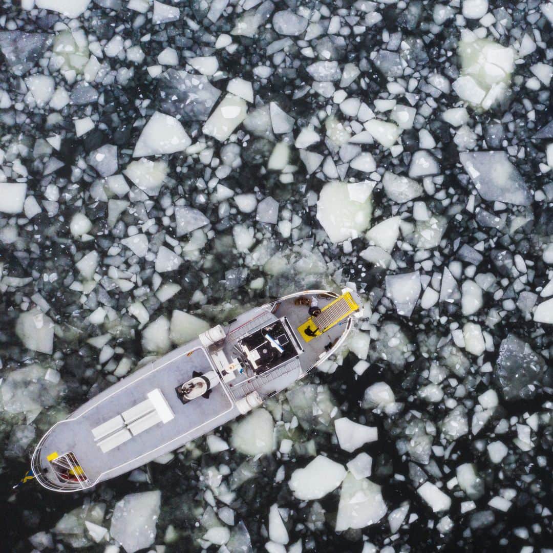 のインスタグラム：「AFP Photo 📷 @nackstrand_photography - Aerial view shows a boat making its way through the icy water of Lidingo, near Stockholm, Sweden, on February 22, 2021.」