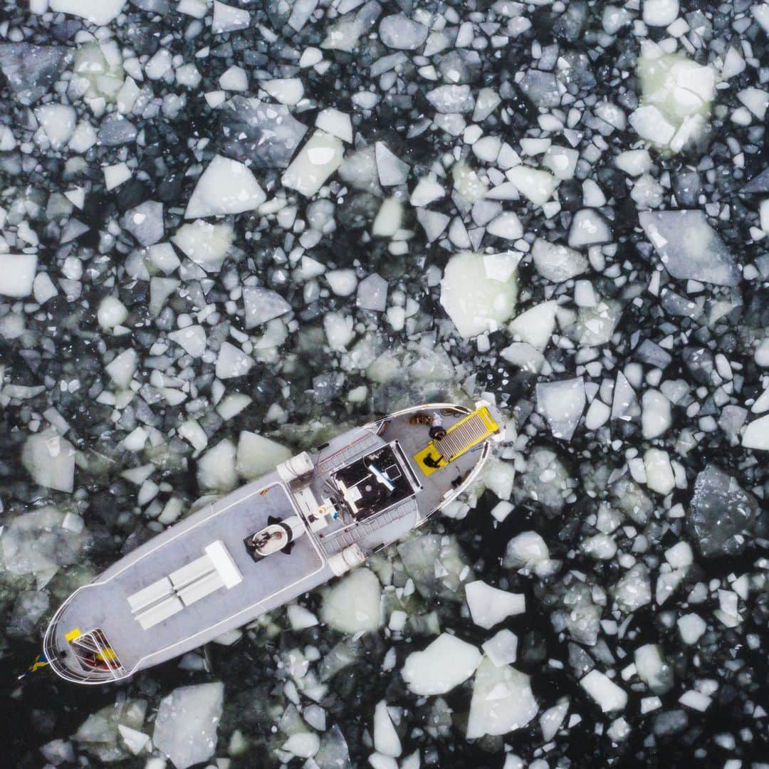 AFP通信さんのインスタグラム写真 - (AFP通信Instagram)「AFP Photo 📷 @nackstrand_photography - Aerial view shows a boat making its way through the icy water of Lidingo, near Stockholm, Sweden, on February 22, 2021.」2月23日 3時54分 - afpphoto